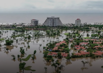 Huracanes John y Helene dejan muertes e inundaciones