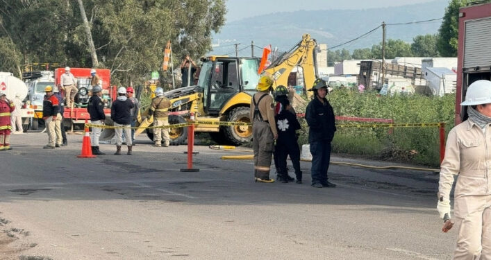 Reportan fuga de combustible en toma clandestina de Tezoyuca