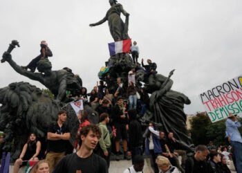 Francia: miles rechazan designación de derechista como premier