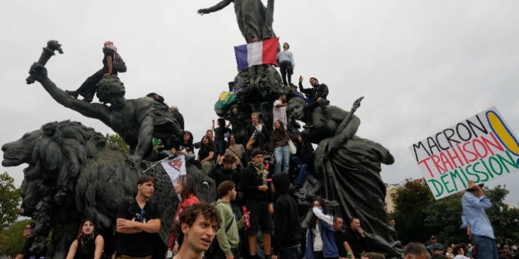 Francia: miles rechazan designación de derechista como premier