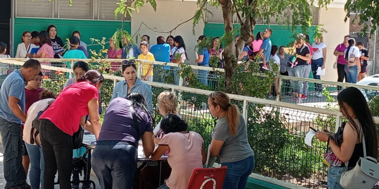 Impulsa diputada Marcela ”Maval” Valenzuela registro de becas a estudiantes en Nogales.