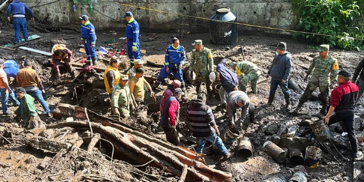 Al menos seis muertos tras desgajamiento de cerro en Naucalpan