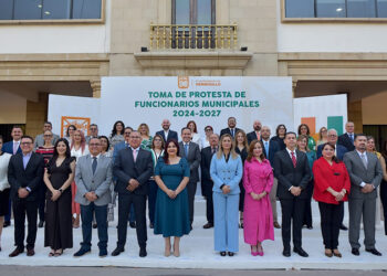 Toño Astiazarán toma protesta a nuevos funcionarios municipales