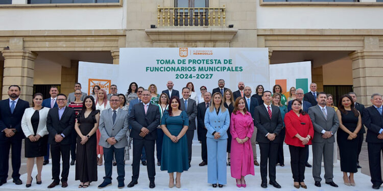 Toño Astiazarán toma protesta a nuevos funcionarios municipales