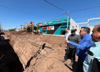 Supervisa alcalde Javier Lamarque  REHABILITACIÓN DE COLECTOR SANITARIO en la colonia Faustino Félix