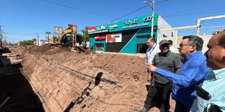 Supervisa alcalde Javier Lamarque REHABILITACIÓN DE COLECTOR SANITARIO en la colonia Faustino Félix