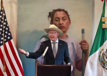 Ken Salazar a AMLO: EU no es culpable de violencia en Sinaloa
