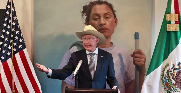 Ken Salazar a AMLO: EU no es culpable de violencia en Sinaloa