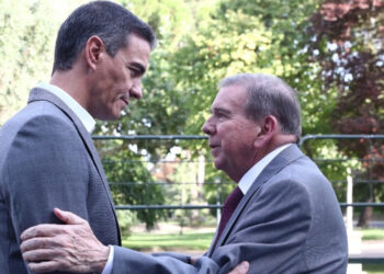 Pedro Sánchez recibe en el Palacio de La Moncloa a Edmundo González