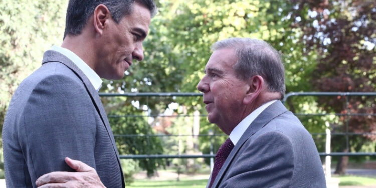 Pedro Sánchez recibe en el Palacio de La Moncloa a Edmundo González
