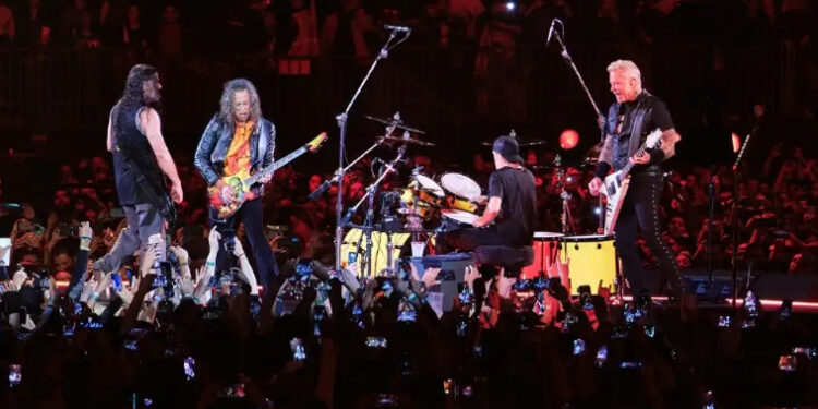 Ofrece Metallica explosiva velada en el Estadio GNP