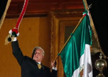 Júbilo y patriotismo desbordan el Zócalo en último grito de AMLO