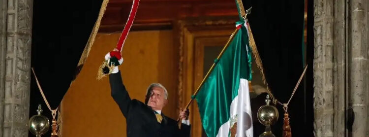 Júbilo y patriotismo desbordan el Zócalo en último grito de AMLO