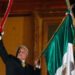 Júbilo y patriotismo desbordan el Zócalo en último grito de AMLO