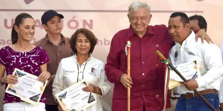 Inauguran AMLO y Sheinbaum Camino de Benito Juárez en Oaxaca