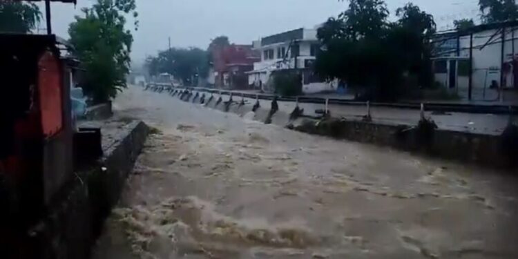 Zona Diamante de Acapulco, Guerrero, está inundada tras lluvias ocasionadas por “John”