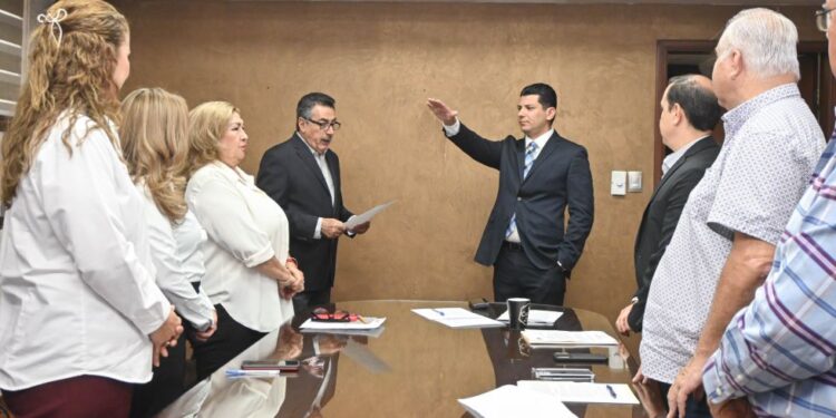 Toma protesta alcalde de Cajeme a director general de la Promotora Inmobiliaria
