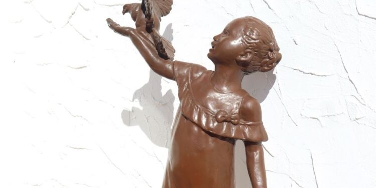 Resguarda Gobierno de Hermosillo escultura Niña con Paloma