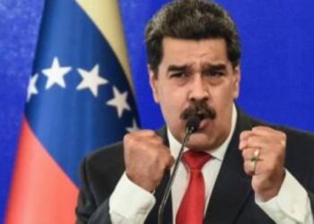 Tras decreto de Maduro, venezolanos adelantaron la Navidad