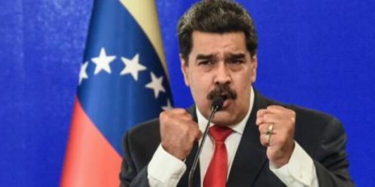 Tras decreto de Maduro, venezolanos adelantaron la Navidad