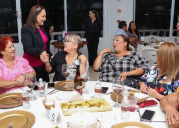 Realiza DIF Guaymas cena con causa Queso, pan y vino.