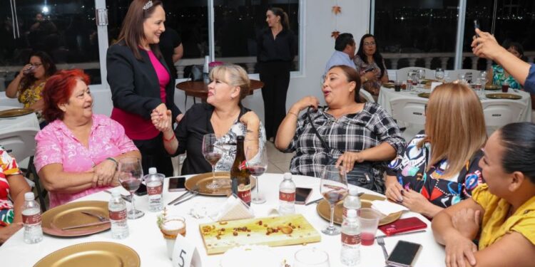 Realiza DIF Guaymas cena con causa Queso, pan y vino.