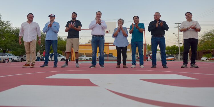 Entrega Toño Astiazarán rehabilitación de cancha en colonia FOVISSSTE
