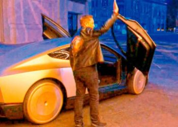 Elon Musk asegura que Tesla empezará a producir el taxi autónomo Cybercab en 2026