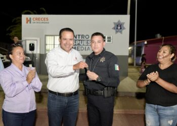 Entrega Toño Astiazarán Centro de Respuesta Inmediata y patrulla en Villas del Sur