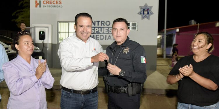 Entrega Toño Astiazarán Centro de Respuesta Inmediata y patrulla en Villas del Sur