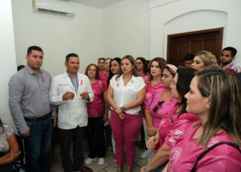 Colocan moño rosa a servidores públicos en apoyo al Mes de la Prevención del Cáncer de Mama