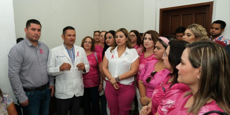 Colocan moño rosa a servidores públicos en apoyo al Mes de la Prevención del Cáncer de Mama