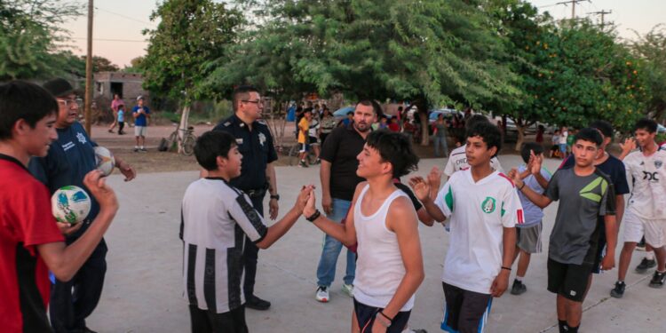 Refuerza policía municipal acciones de vinculación social en pueblo Yaqui