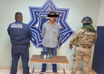 Policía municipal detiene a dos por robo a comercio y portación de arma prohibida