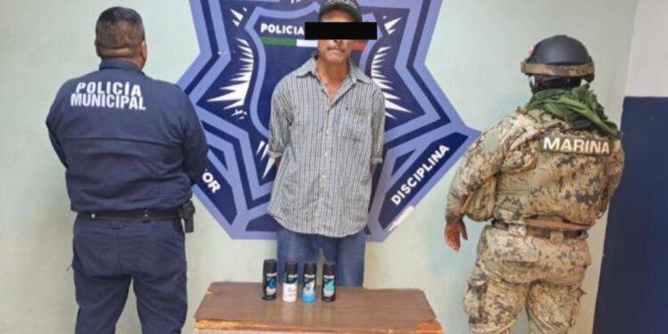 Policía municipal detiene a dos por robo a comercio y portación de arma prohibida