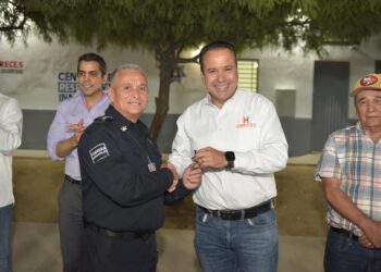 Entrega Toño Astiazarán Centro de Respuesta Inmediata y patrulla en la colonia Eusebio Kino