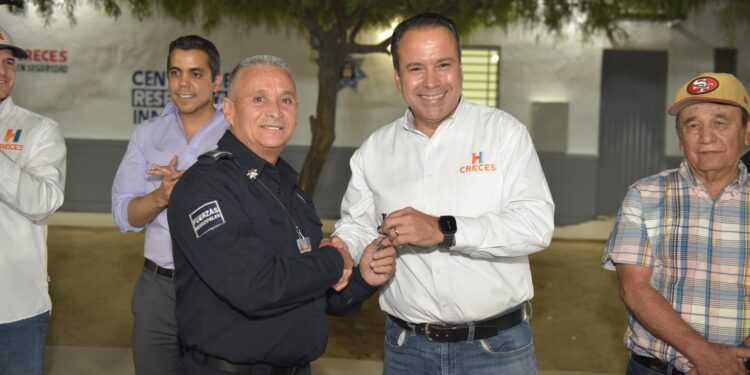 Entrega Toño Astiazarán Centro de Respuesta Inmediata y patrulla en la colonia Eusebio Kino