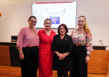 Diputada Ely Sallard acerca plática a mujeres para fomentar la prevención  del cáncer de mama y cervicouterino.