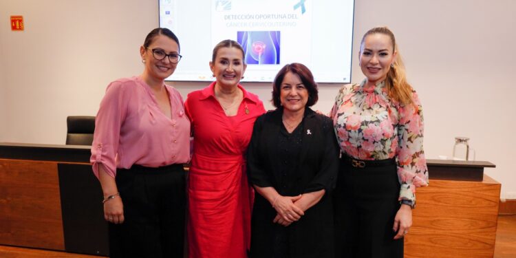 Diputada Ely Sallard acerca plática a mujeres para fomentar la prevención del cáncer de mama y cervicouterino.