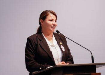 Presentan en el congreso del estado el libro “VOLUMEN PRIMERO, SEGUNDO Y TERCERO. LATINAS 100”.