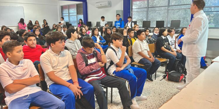 Reciben estudiantes pláticas preventivas de cáncer de mama
