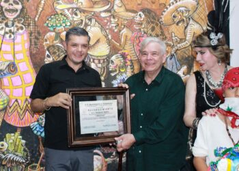 Inauguran obra “Gratitud” del pintor etchojoense Fernando Robles