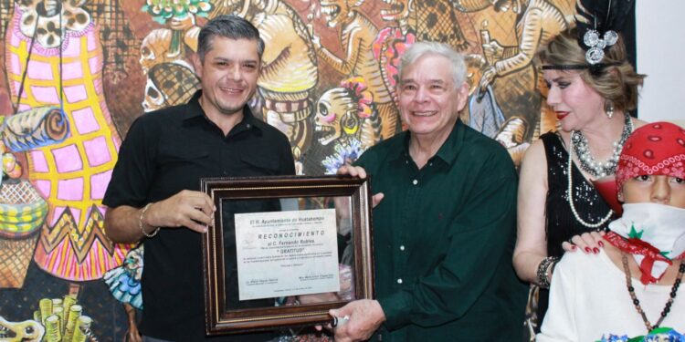 Inauguran obra “Gratitud” del pintor etchojoense Fernando Robles