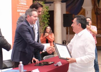 Recibe Javier Lamarque reconocimiento al mérito archivístico para el Ayuntamiento de Cajeme
