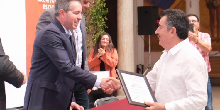 Recibe Javier Lamarque reconocimiento al mérito archivístico para el Ayuntamiento de Cajeme