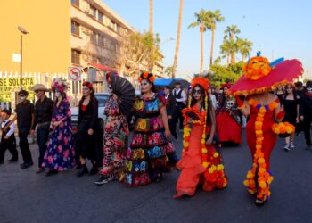 Inaugura  IMCA Cajeme el festival de las calacas 2024 con un colorido y tradicional desfile