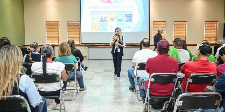 Psicólogas y psicólogos de CIFA imparten conferencia “HABILIDADES PARA LA VIDA” a personal de DIF Cajeme