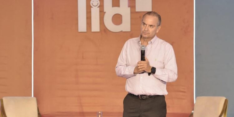 Conquista historia de Fritz Thompson en Segundo Congreso de la Familia