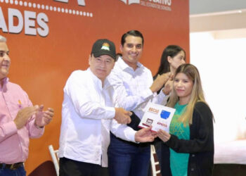 Fortalece Gobernador Durazo educación y salud en comunidades de la sierra con entrega de becas y jornada de vacunación