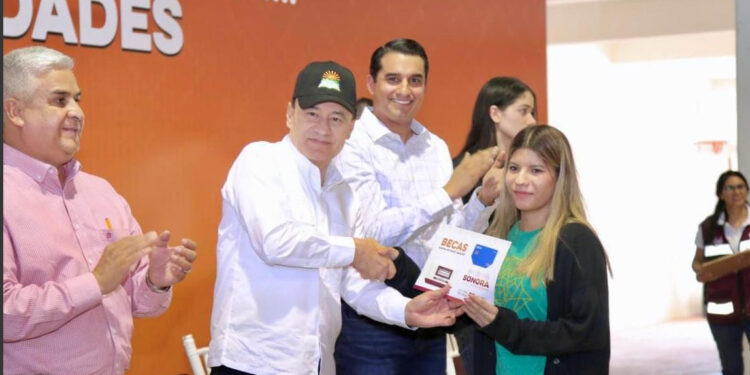 Fortalece Gobernador Durazo educación y salud en comunidades de la sierra con entrega de becas y jornada de vacunación